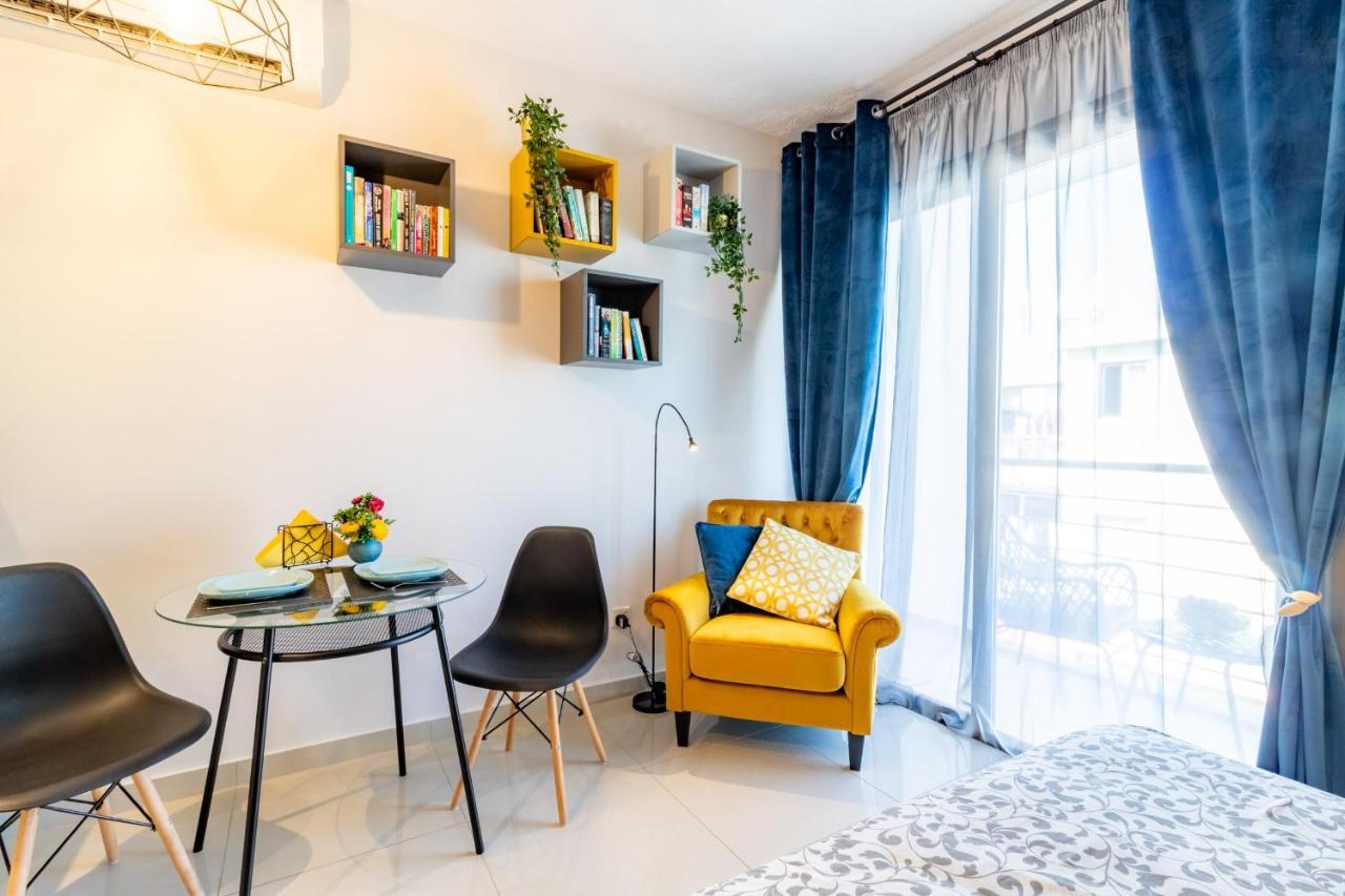 Light House - Seafront Cosy Studio With Library 파포스 외부 사진