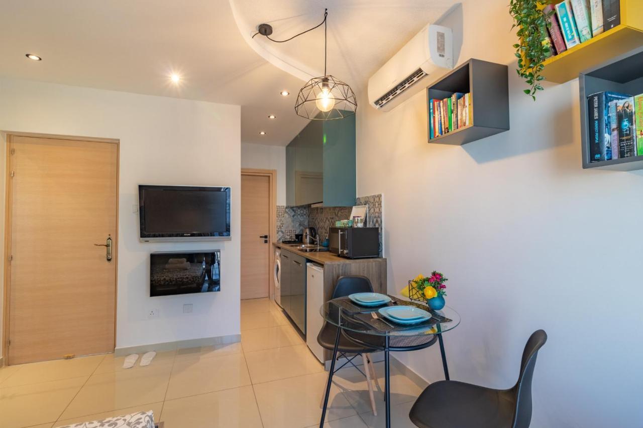 Light House - Seafront Cosy Studio With Library 파포스 외부 사진