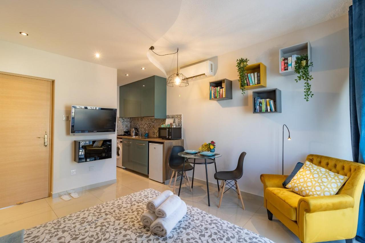Light House - Seafront Cosy Studio With Library 파포스 외부 사진