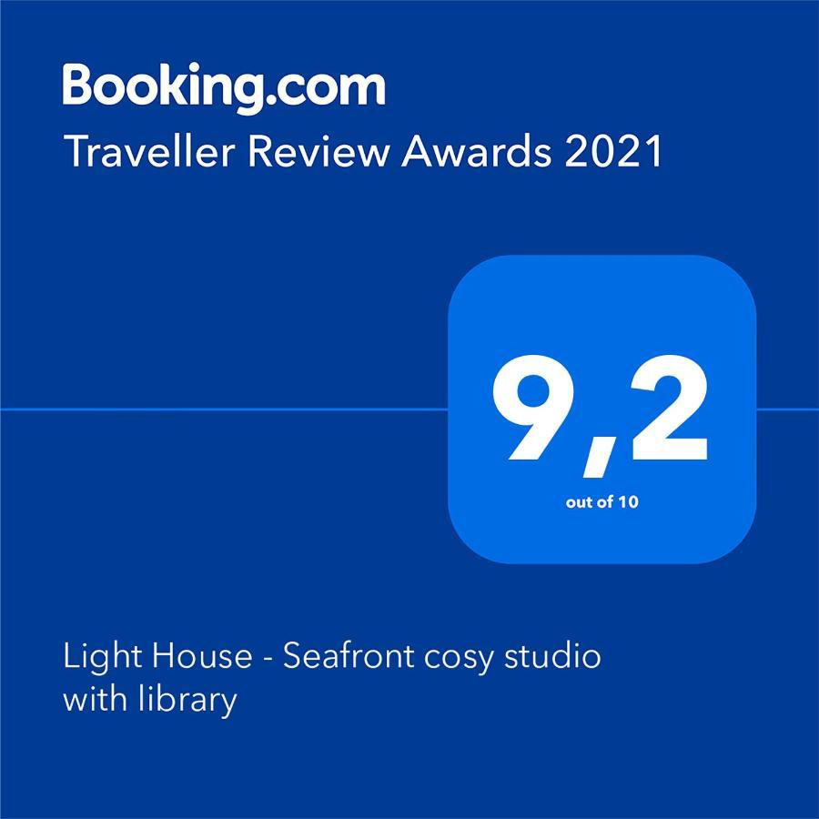 Light House - Seafront Cosy Studio With Library 파포스 외부 사진